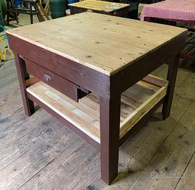 Tavolo nuovo in legno per lavoro o arredo