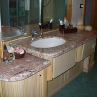 mobile bagno con ripiano di marmo