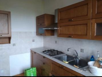 Cucina completa in legno perfetta