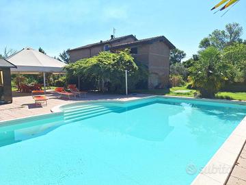 Rustico / Casale di 415 m² con più di 5 locali e b