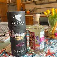 Bottiglia di gin firmata