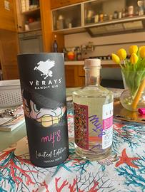 Bottiglia di gin firmata