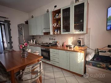 Cucina con forno e tavolo