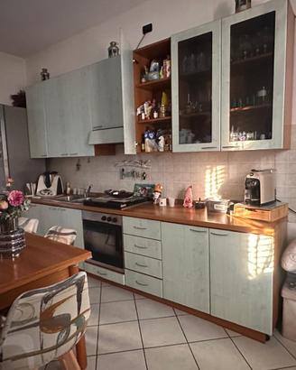 Cucina con forno e tavolo