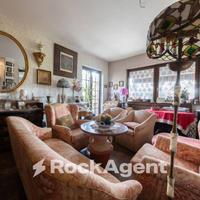 VILLA UNIFAMILARE CON AMPIO PARCO PIANTUMATO