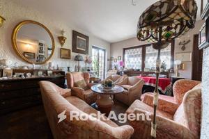 VILLA UNIFAMILARE CON AMPIO PARCO PIANTUMATO