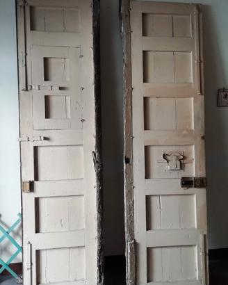 Portoni antichi in legno di castagno