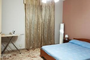 Tre camere singole arredate in appartamento