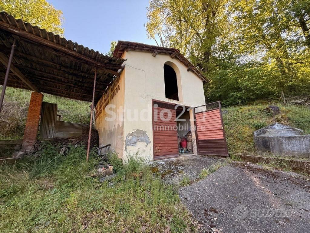 Rustico / Casale di 260 m² con più di 5 locali e p - Altro
