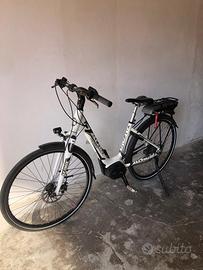 Bicicletta bici donna atala elettrica bosch