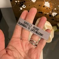 Bracciale con scritta ricamata personalizzabile