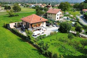 VILLA BIFAMILIARE CON GIARDINO DI CIRCA 1500MQ