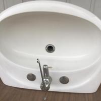 Lavandino con miscelatore