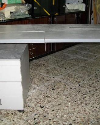 Due scrivanie ufficio con cassettiera e carrellino