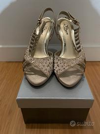 Scarpe con tacco eleganti, color platino