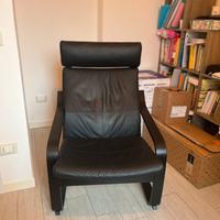 Poltrona POANG di IKEA in ecopelle nera