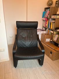 Poltrona POANG di IKEA in ecopelle nera
