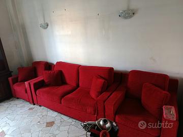 Divano componibile in tessuto rosso con poltrone