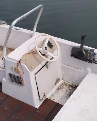 Imbarcazione a motore