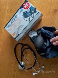 Misura pressione con stetoscopio sfigmomanometro