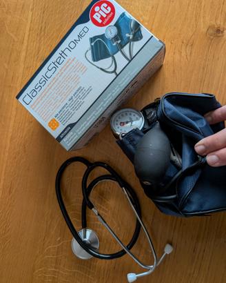 Misura pressione con stetoscopio sfigmomanometro