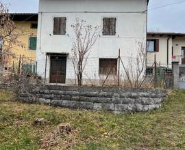 Casa con annesso terreno edificabile