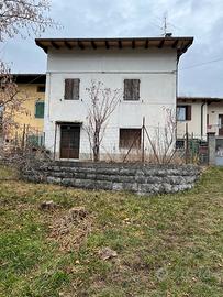 Casa con annesso terreno edificabile