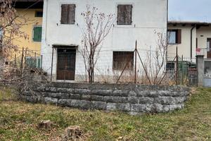 Casa con annesso terreno edificabile