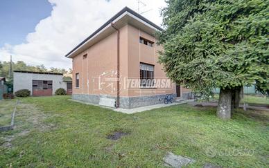 VILLA SINGOLA SU UN PIANO!!