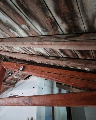 Capriate e travi in legno antico 