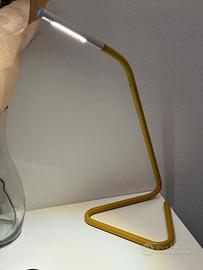 Lampada da tavolo IKEA gialla