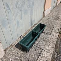 fioriere verdi e supporti per terrazzo