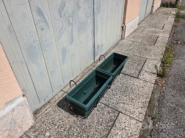 fioriere verdi e supporti per terrazzo