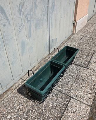 fioriere verdi e supporti per terrazzo