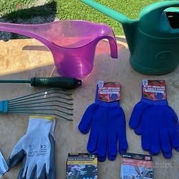 Attrezzi e guanti per giardinaggio mai utilizzati