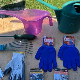 Attrezzi e guanti per giardinaggio mai utilizzati