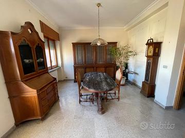 Arredo di Pregio in Legno e Marmo Tavolo Credenze