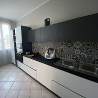 Cucina con elettrodomestici