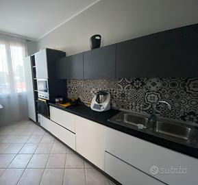 Cucina con elettrodomestici