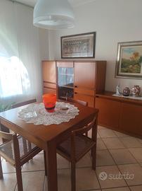 mobili sala completi di tavolo e 4 sedie 