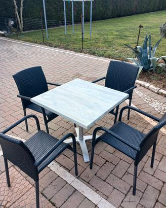 Sedie e tavoli giardino.