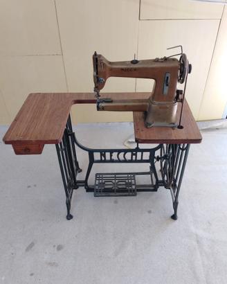 Macchina da cucire Necchi d’epoca professionale