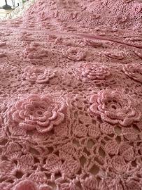 Copertine in lana rosa realizzate all’unicinetto