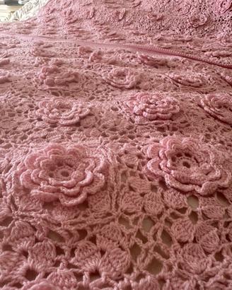 Copertine in lana rosa realizzate all’unicinetto