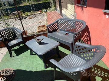 Sedie e tavolo da giardino