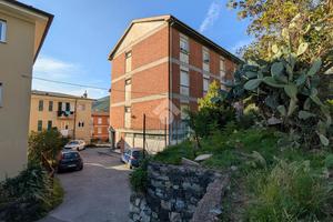 4 LOCALI A DEIVA MARINA