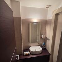 mobile da bagno con lavandino e specchio