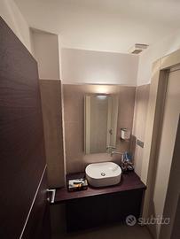 mobile da bagno con lavandino e specchio