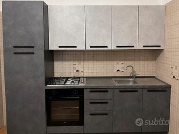Cucina  moderna completa con elettrodomestici .