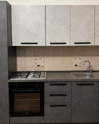 Cucina  moderna completa con elettrodomestici .